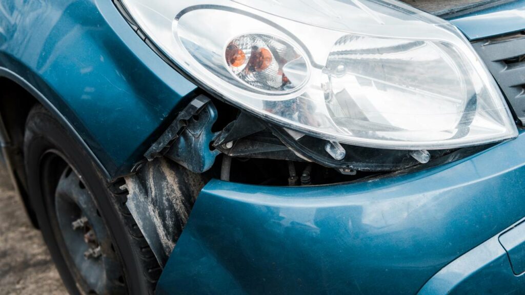 O que diz a lei sobre dirigir com o carro quebrado ou amassado?