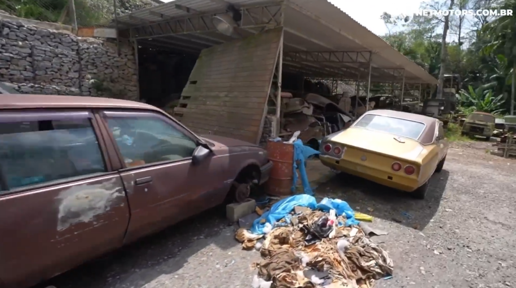A surpreendente mansão abandonada com 40 carros esquecidos