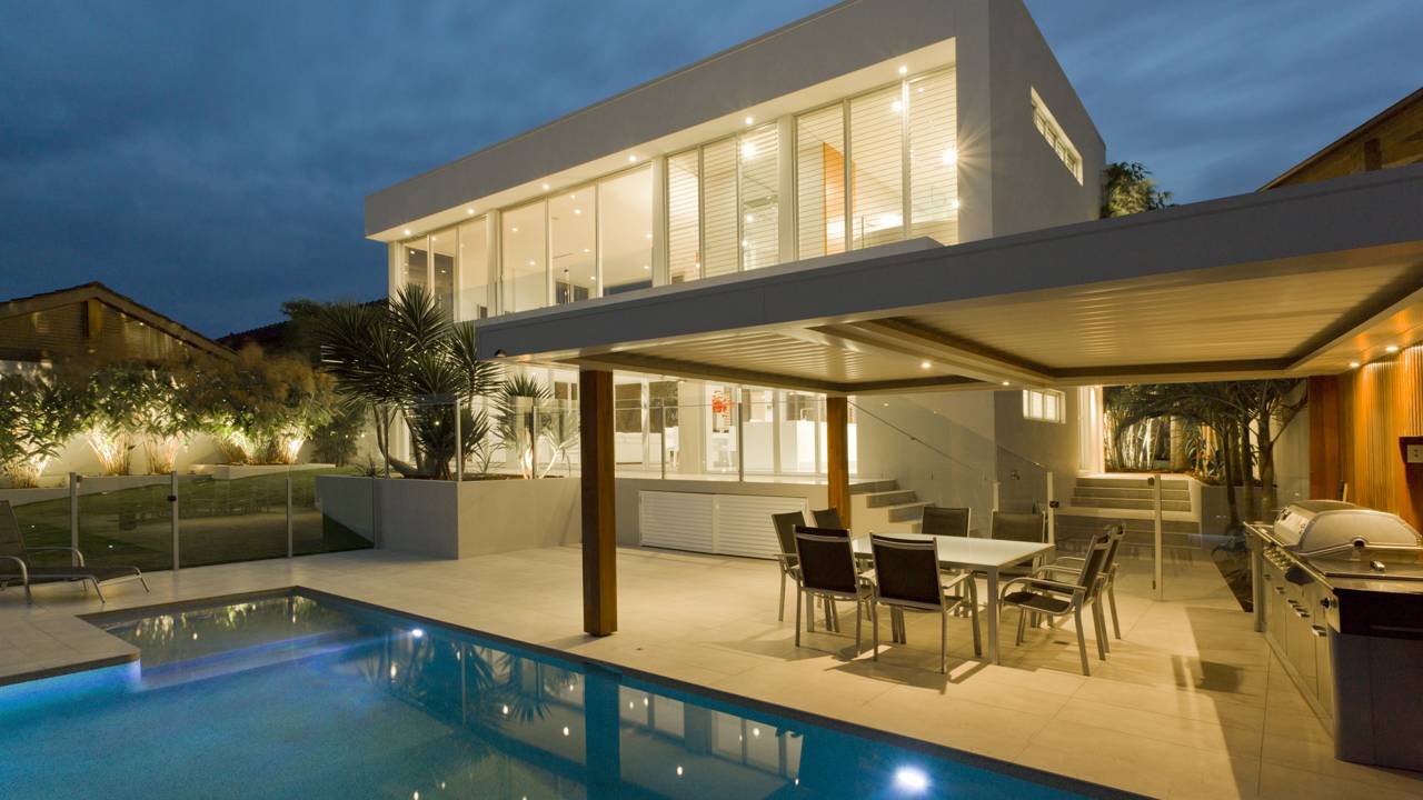 Essa casa economizou R$ 20 mil com concreto e iluminação simples e parece casa de milionário