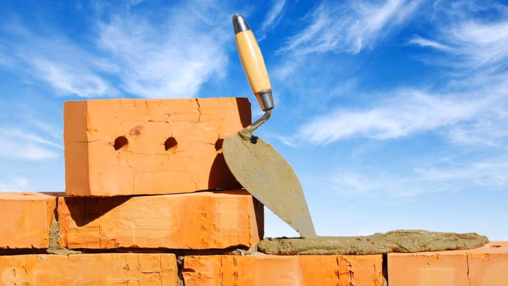 Depois que aprendi esse truque com linha e prumo, nunca mais levantei parede torta nem gastei massa à toa