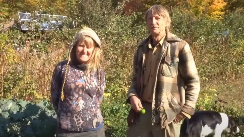 Casal vive sem eletricidade desde 1982: como eles conseguiram se tornaram autossuficiente com energia solar e lenha