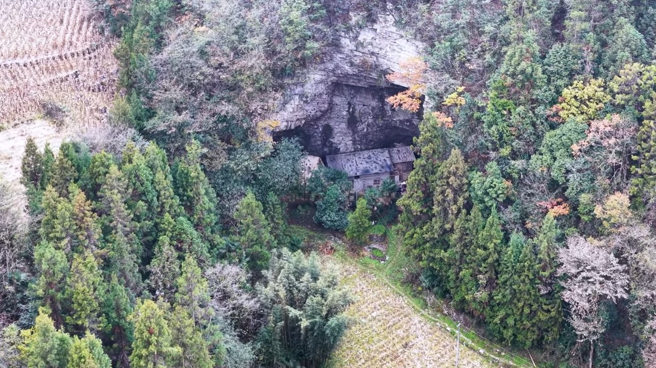 Ele vive sozinho em uma caverna com água e eletricidade próprias há 50 anos: “O local é perfeito”