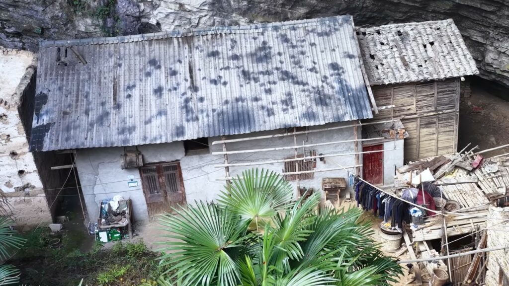 Ele vive sozinho em uma caverna com água e eletricidade próprias há 50 anos: "O local é perfeito"