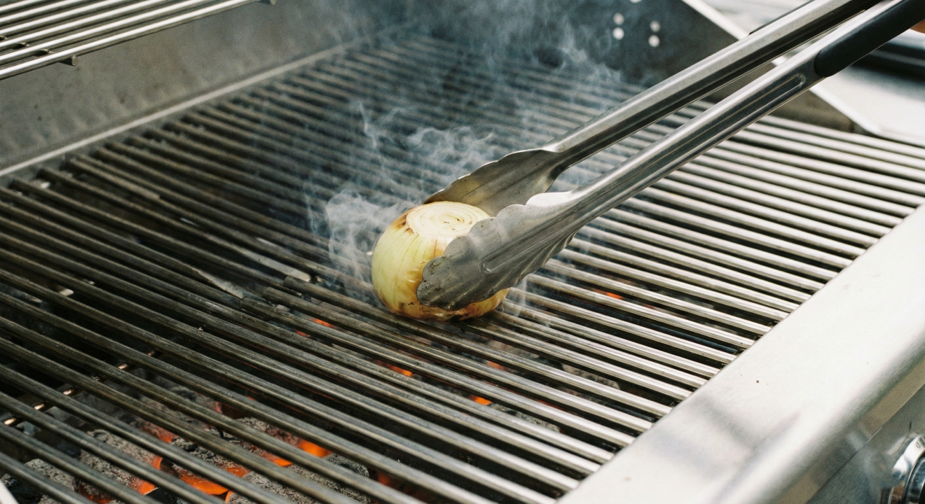 Pouca gente sabe, mas esfregar cebola na grelha muda o resultado do churrasco