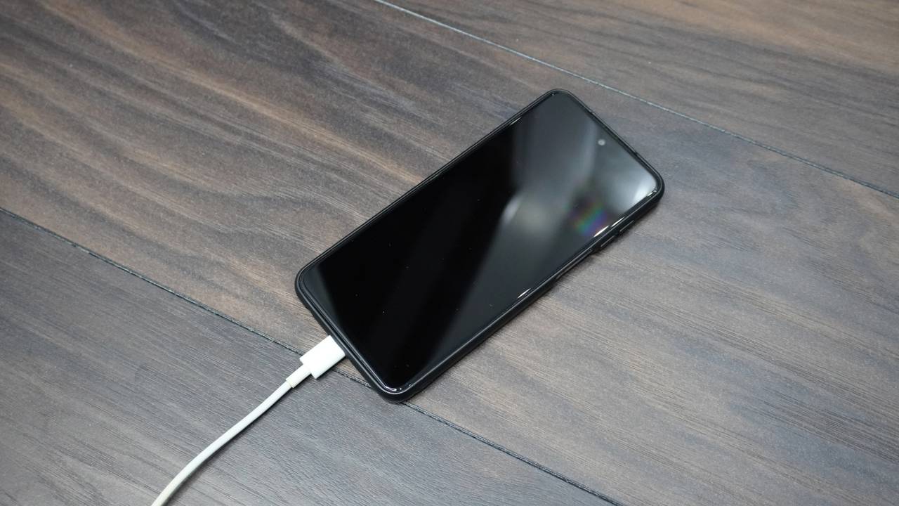 Carregar o celular durante a noite é seguro ou pode trazer consequências com o tempo?