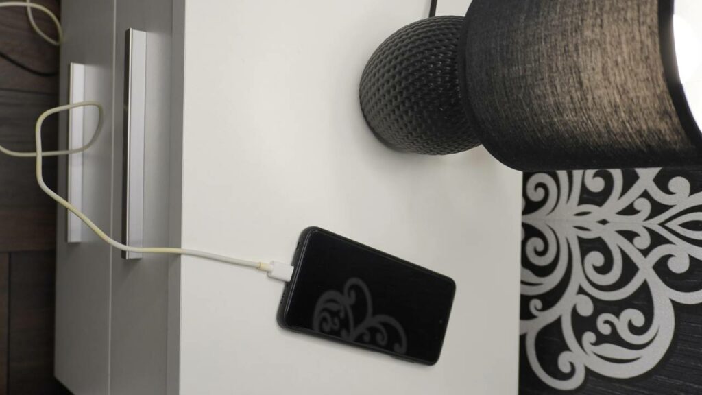 Carregar o celular durante a noite é seguro ou pode trazer consequências com o tempo?