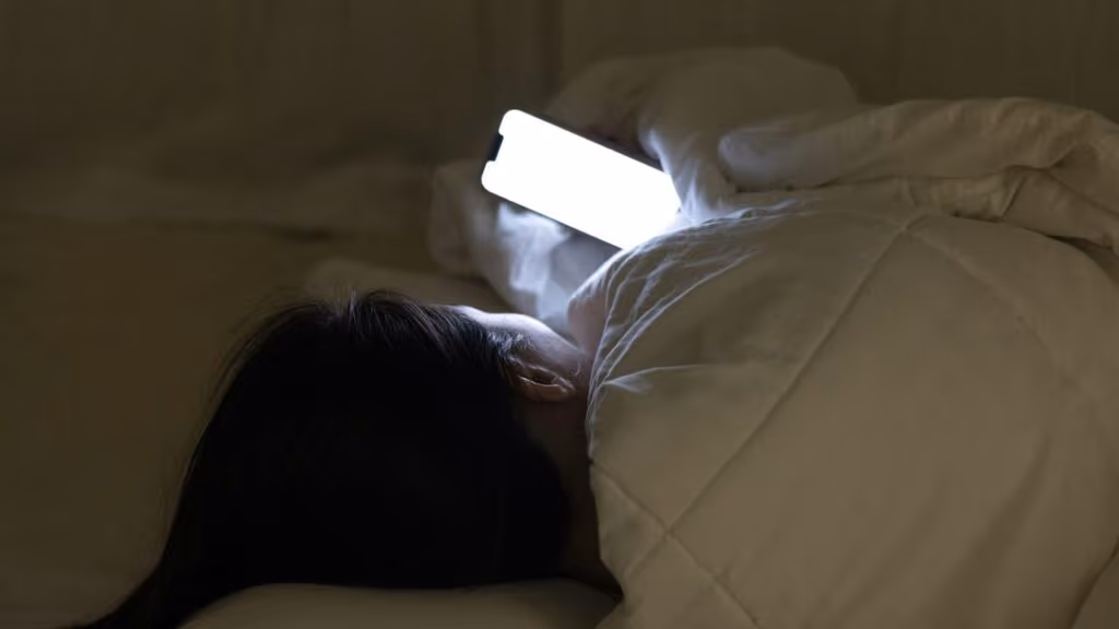 5 sinais de que o celular está controlando seu sono e foco