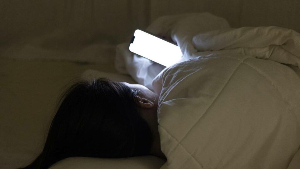 O seu celular tem algumas funções que podem te ajudar a dormir melhor - Créditos: depositphotos.com / Jelly_stock