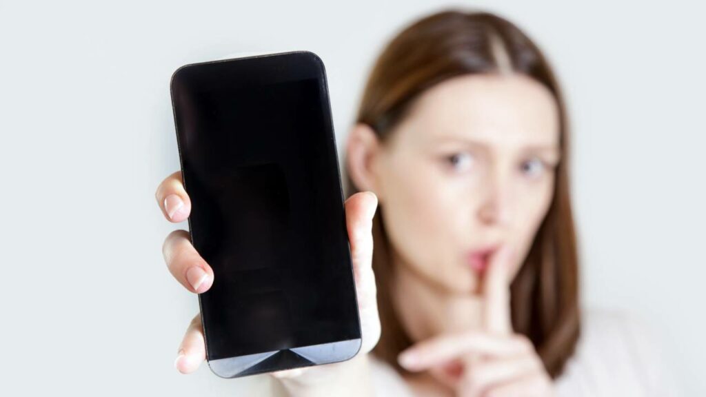 5 verdades que a psicologia revela sobre quem vive com o celular no silencioso