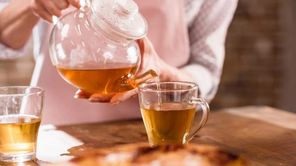 Como uma folha caída no copo de um imperador mudou o mundo