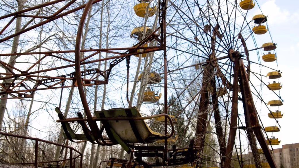Por que Hiroshima tem gente morando, mas Chernobyl continua vazia