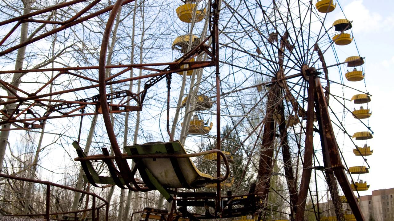 Por que Hiroshima tem gente morando, mas Chernobyl continua vazia