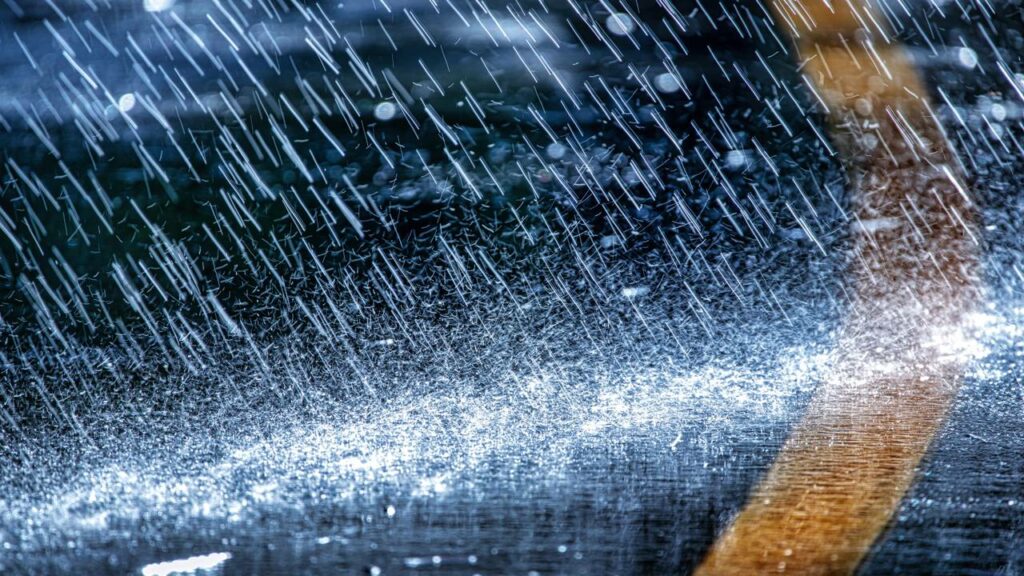 Chuvas causam desabamento em Itaquaquecetuba SP