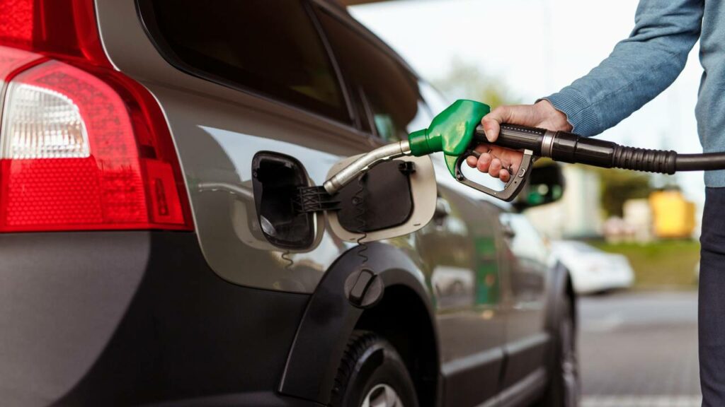 O que diz a lei sobre ficar sem combustível no meio da rua?