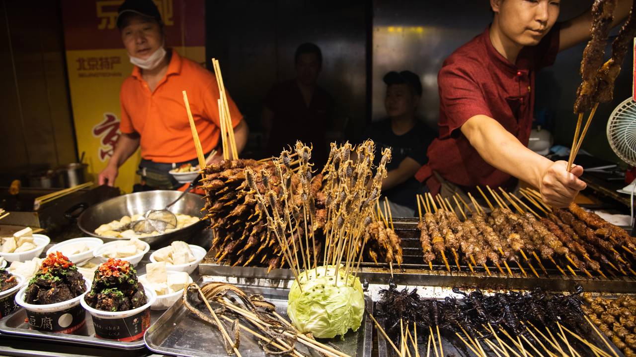 Ele provou todas as comidas de rua na China e as reações foram surpreendentes