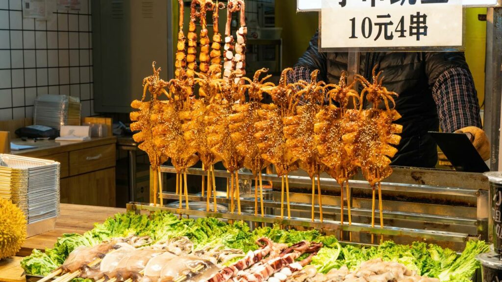 Ele provou todas as comidas de rua na China e as reações foram surpreendentes