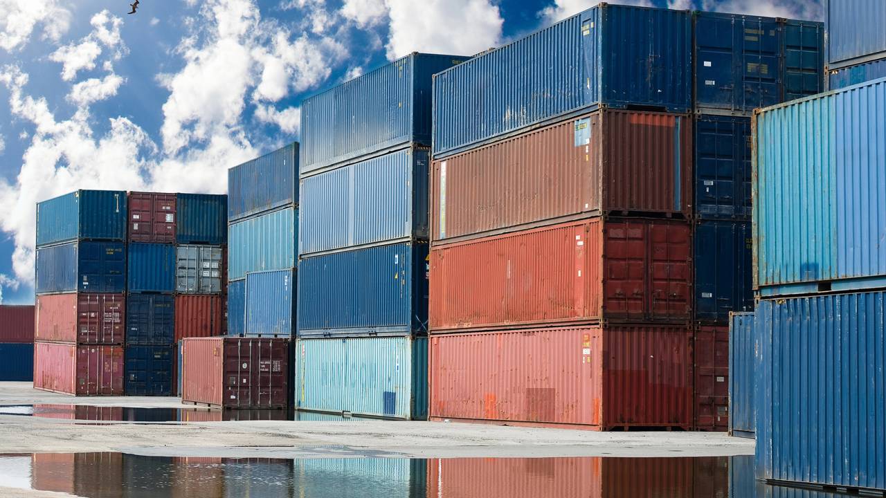 Ela transformou contêineres velhos em fazenda milionária na cidade