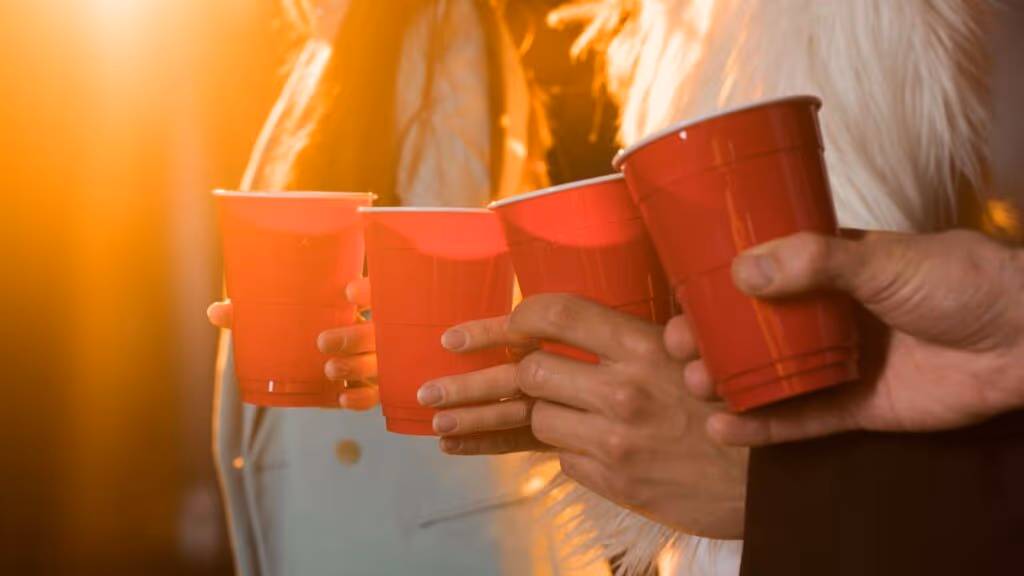 Estudante está transformando copos vermelhos de festas em tricôs de luxo