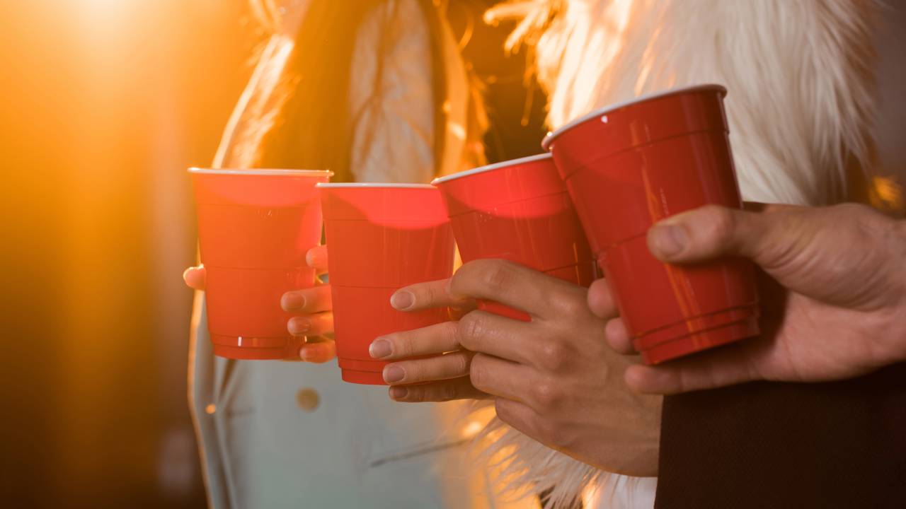 Estudante está transformando copos vermelhos de festas em tricôs de luxo