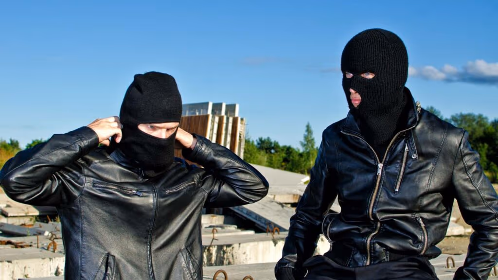 Bandidos explodem carro-forte em rodovia movimentada no interior de SP