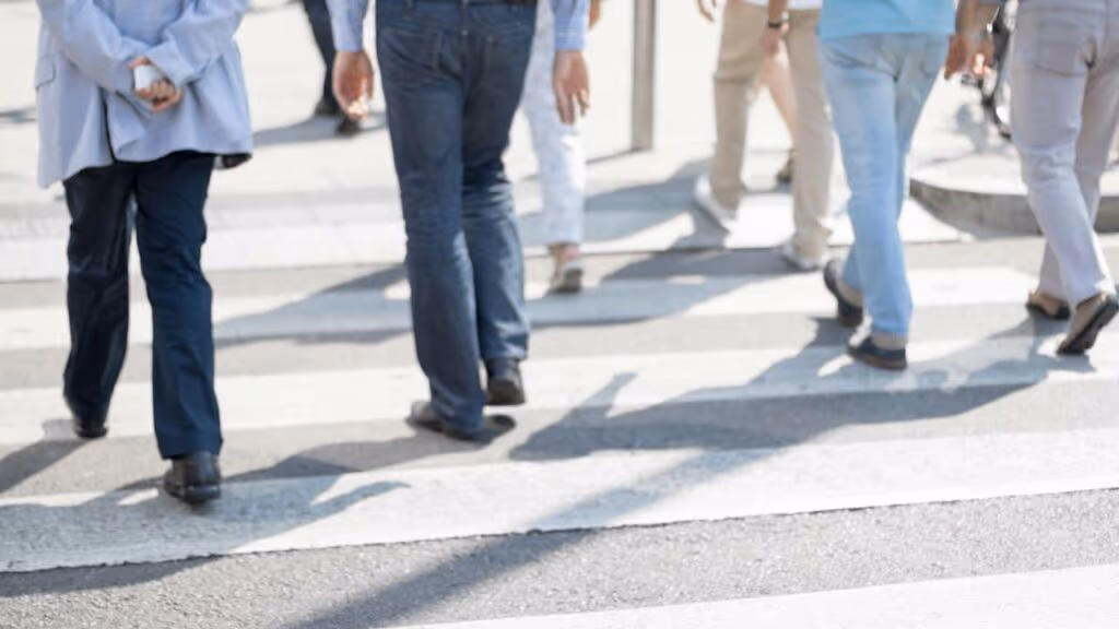 Esse pequeno gesto ao cruzar a rua revela mais sobre o seu caráter do que você imagina