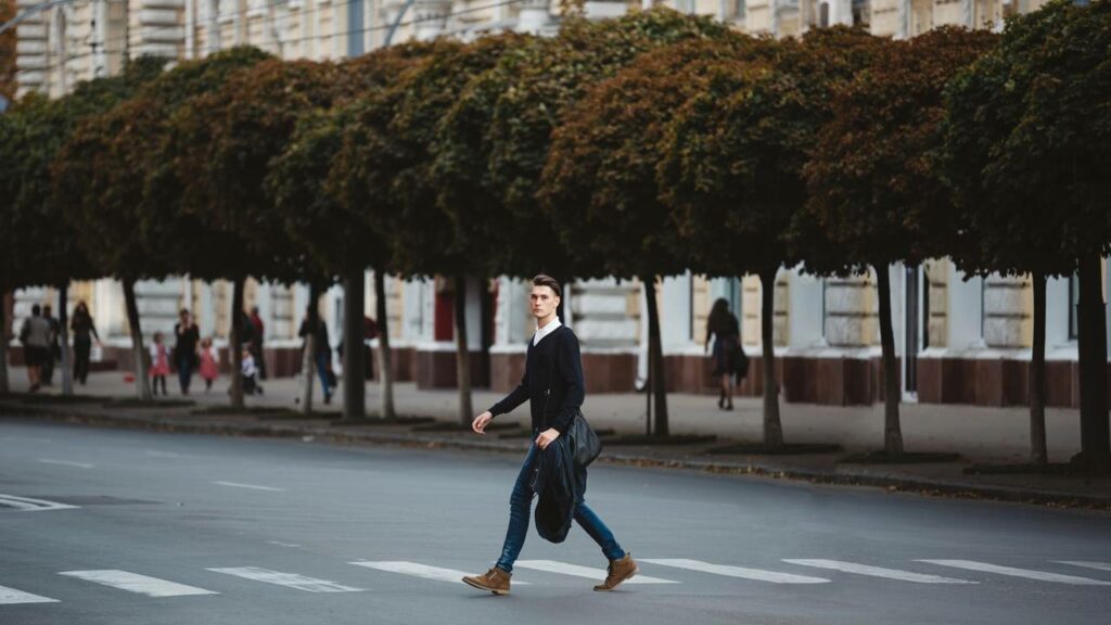 Esse pequeno gesto ao cruzar a rua revela mais sobre o seu caráter do que você imagina