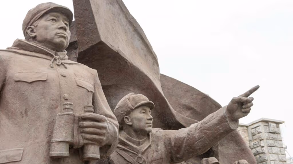 Turistas tiram selfie a metros da Coreia do Norte e são vigiados o tempo todo