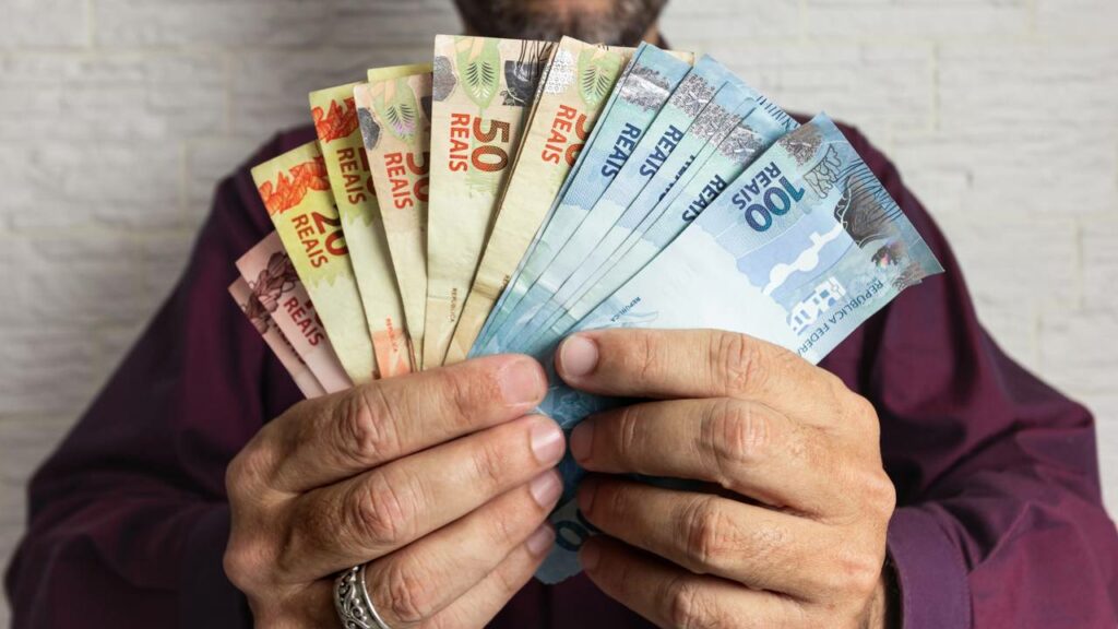 Por que seu salário desaparece em dias e como mudar isso agora