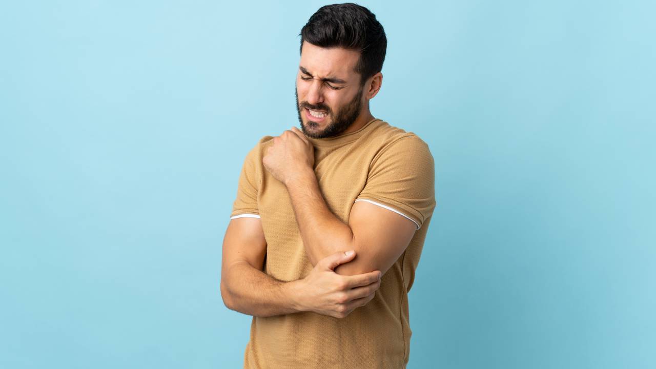 Por que sentimos ‘choquinhos’ no corpo quando estamos muito cansados?