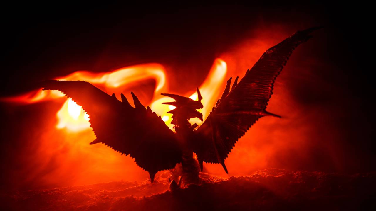 Ele largou tudo para criar dragões que cospem fogo de verdade