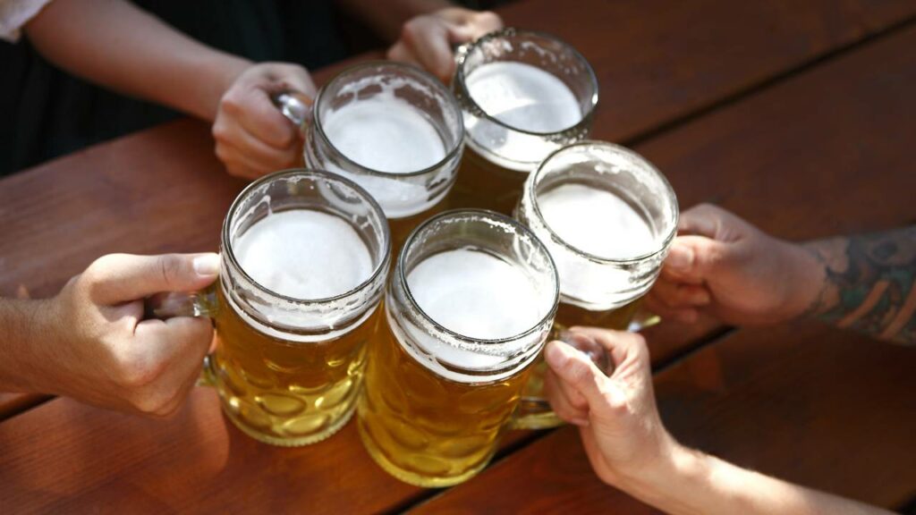 Estudo acende alerta sobre álcool e coração e derruba o mito do consumo sem risco