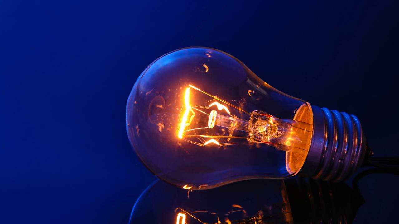 Brinquedo de 50 anos gera eletricidade e deixa todo mundo chocado