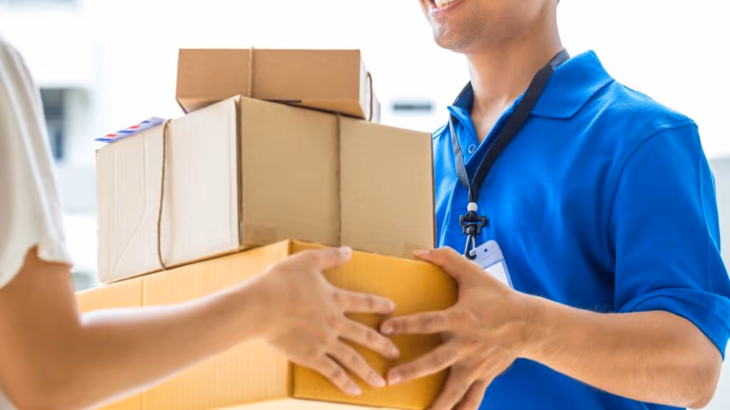 O golpe da mensagem “seu pacote foi taxado” que está limpando contas