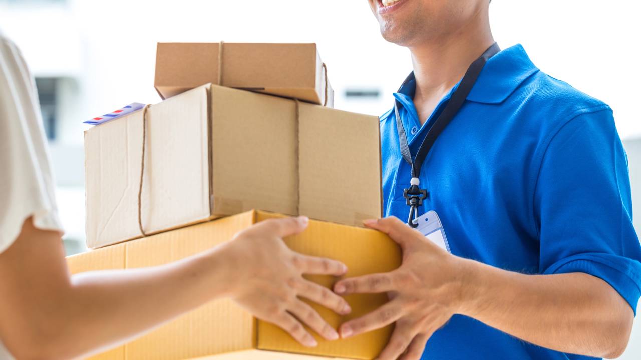 O golpe da mensagem “seu pacote foi taxado” que está limpando contas