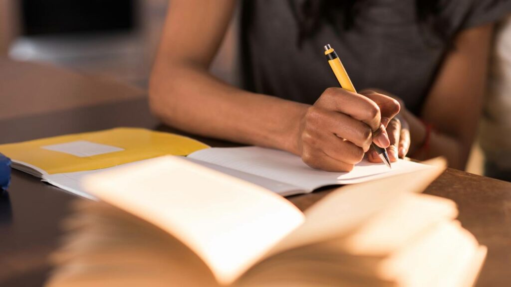 Por que escrever à mão faz de você mais inteligente que qualquer app