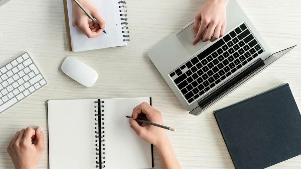 Por que escrever à mão faz de você mais inteligente que qualquer app