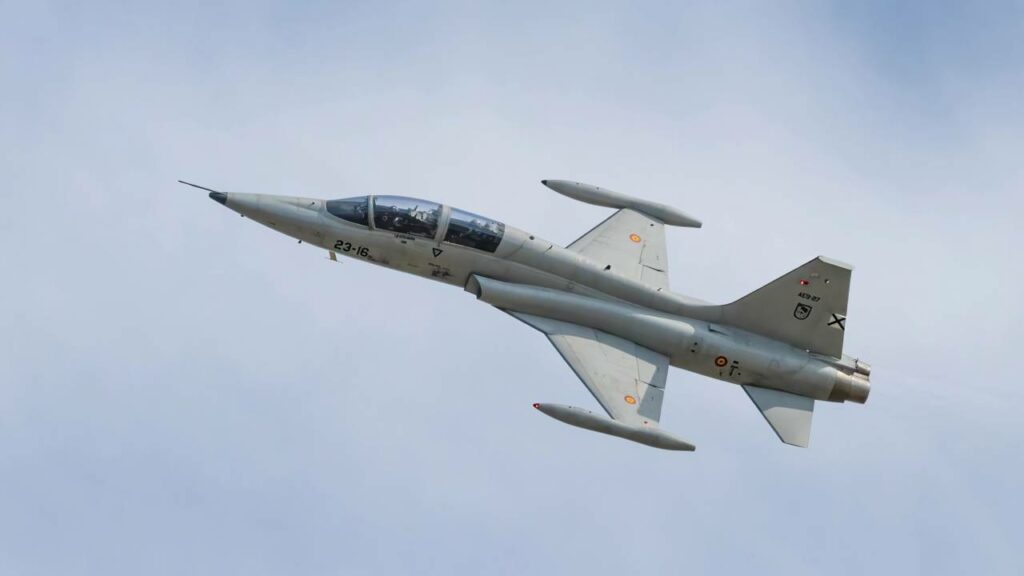 O caça F-5M é um caça antigo, mas que ainda detém muito poder para manter a segurança aérea brasileira - Créditos: depositphotos.com / alfredosaz.gmail.com