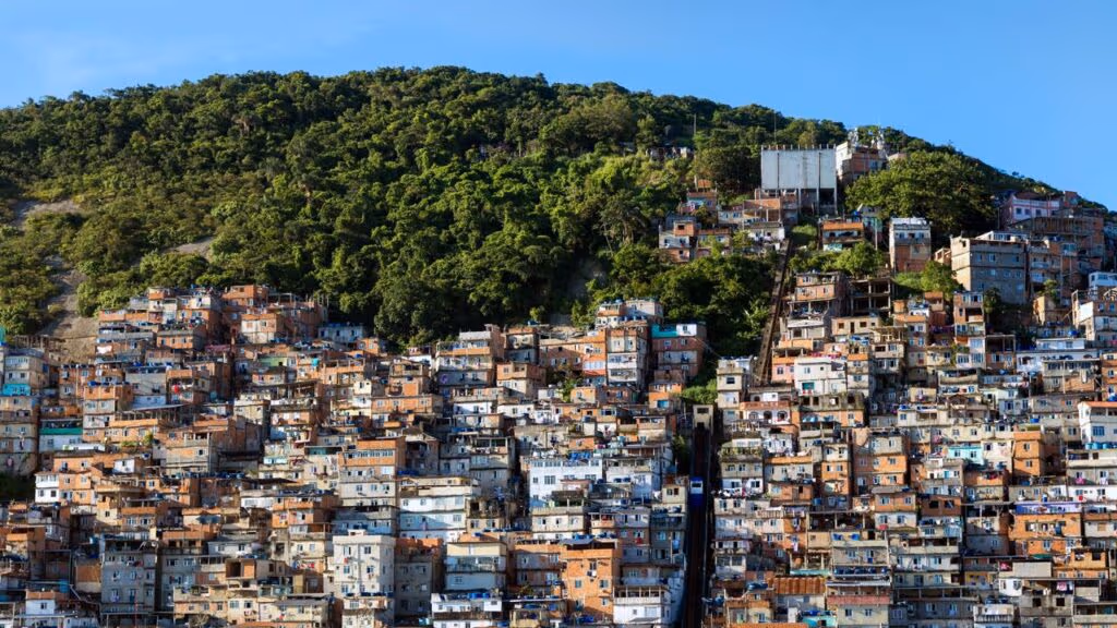 Gringo entra na maior favela do Rio e ficou chocado com o que viu