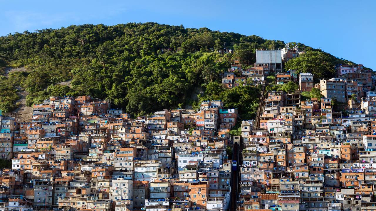Gringo entra na maior favela do Rio e ficou chocado com o que viu