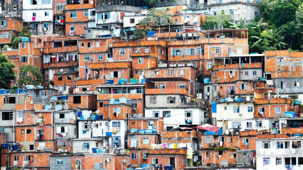 Gringo entra na maior favela do Rio e ficou chocado com o que viu