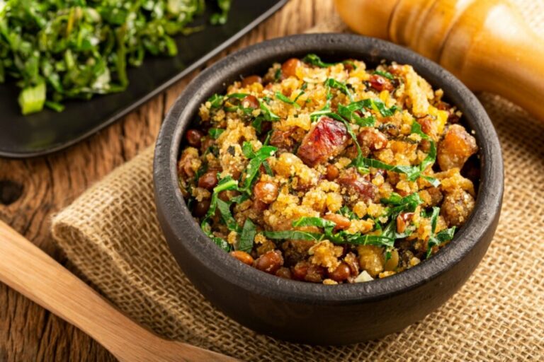 Feijão-tropeiro: aprenda a fazer o famoso prato da culinária de Minas Gerais 