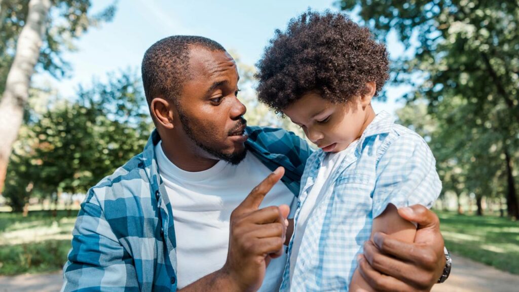 Pare de tentar fazer seu filho feliz, esse não é seu papel