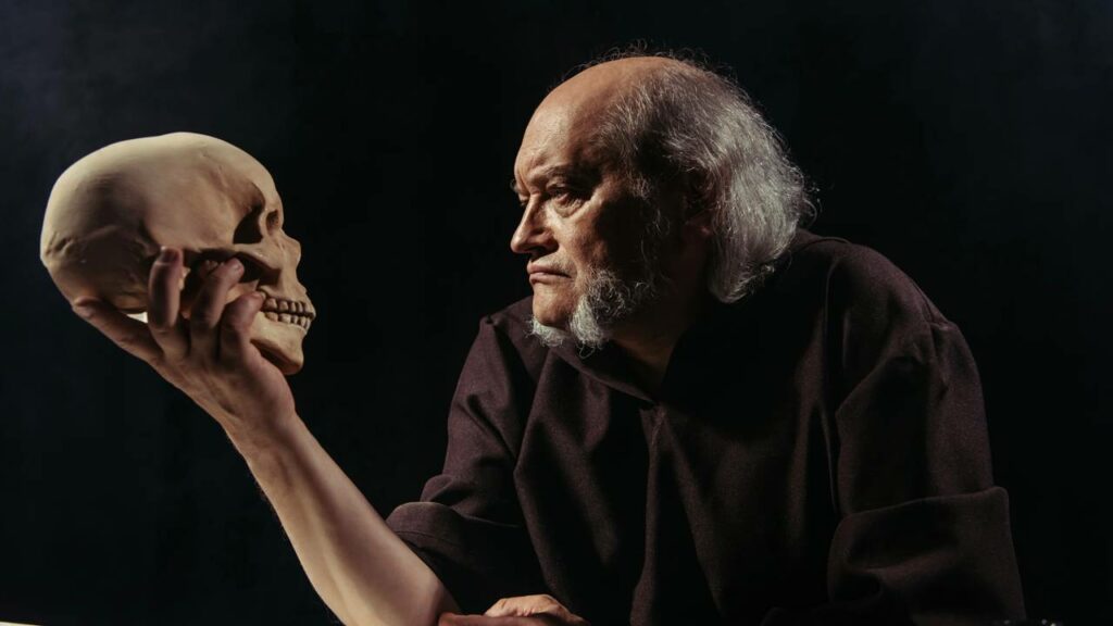 Camus explica por que continuar mesmo quando tudo parece sem sentido