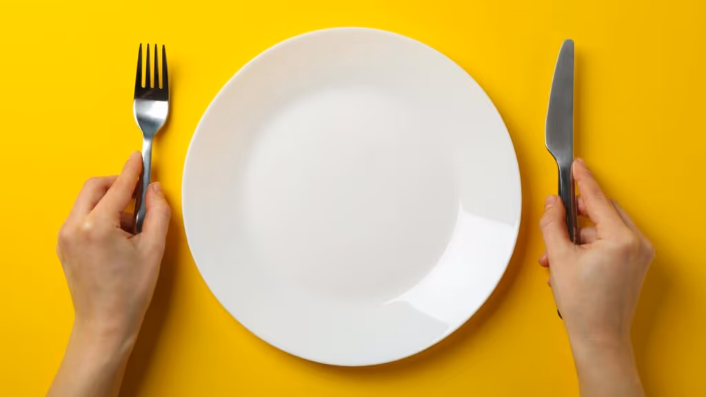 O que acontece com o corpo quando você pula refeições com frequência