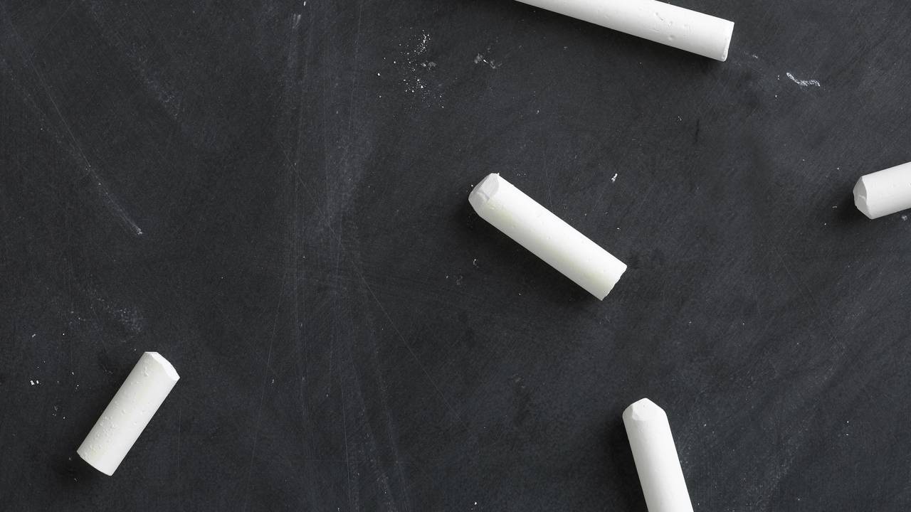 Cientistas criam giz de lousa caseiro com terra e pigmentos naturais