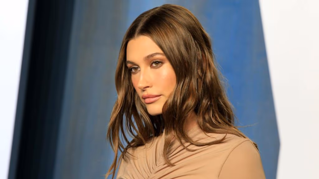 Hailey Bieber recria cena lendária de Gisele Bündchen