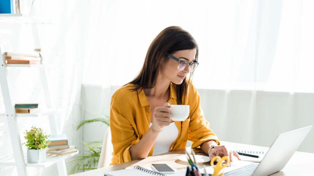 5 cursos técnicos para trabalhar em casa e conquistar renda no home office