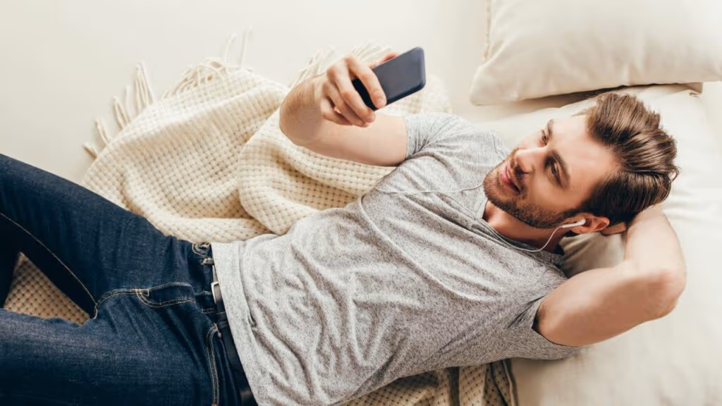 Por que ficar sozinha em casa faz bem para algumas pessoas, segundo psicólogos