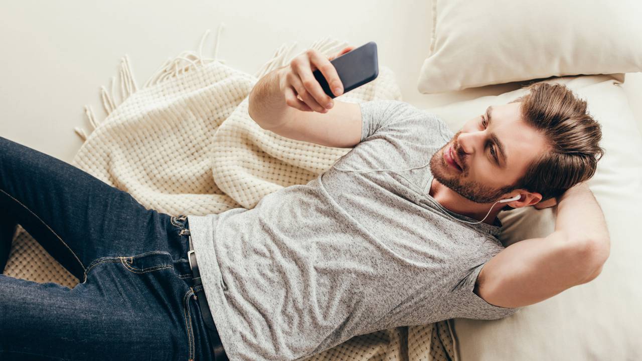 Por que ficar sozinha em casa faz bem para algumas pessoas, segundo psicólogos