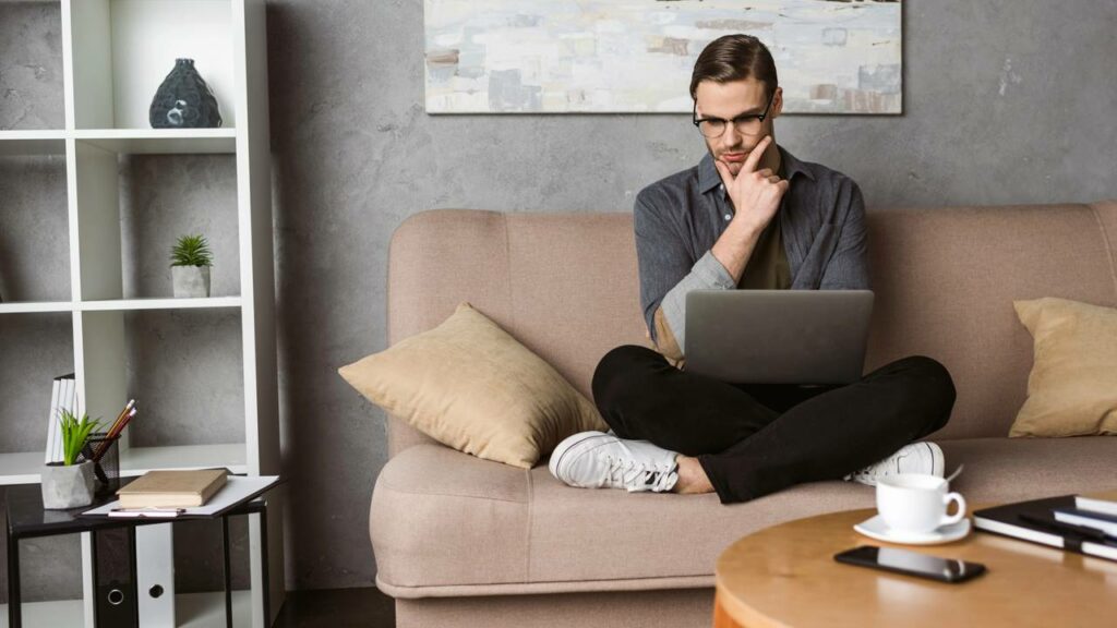 Ficar sozinho parece melhorar tudo - Créditos: depositphotos.com / SarkisSeysian